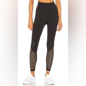 Pearlized Digital Wavelength High Waisted Midi Legging in Black
Beyond Yoga